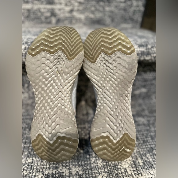 Nike Epic React Flyknit
Pure Platinum Celestial Teal (Women's) 9.5 - Picture 6 of 9